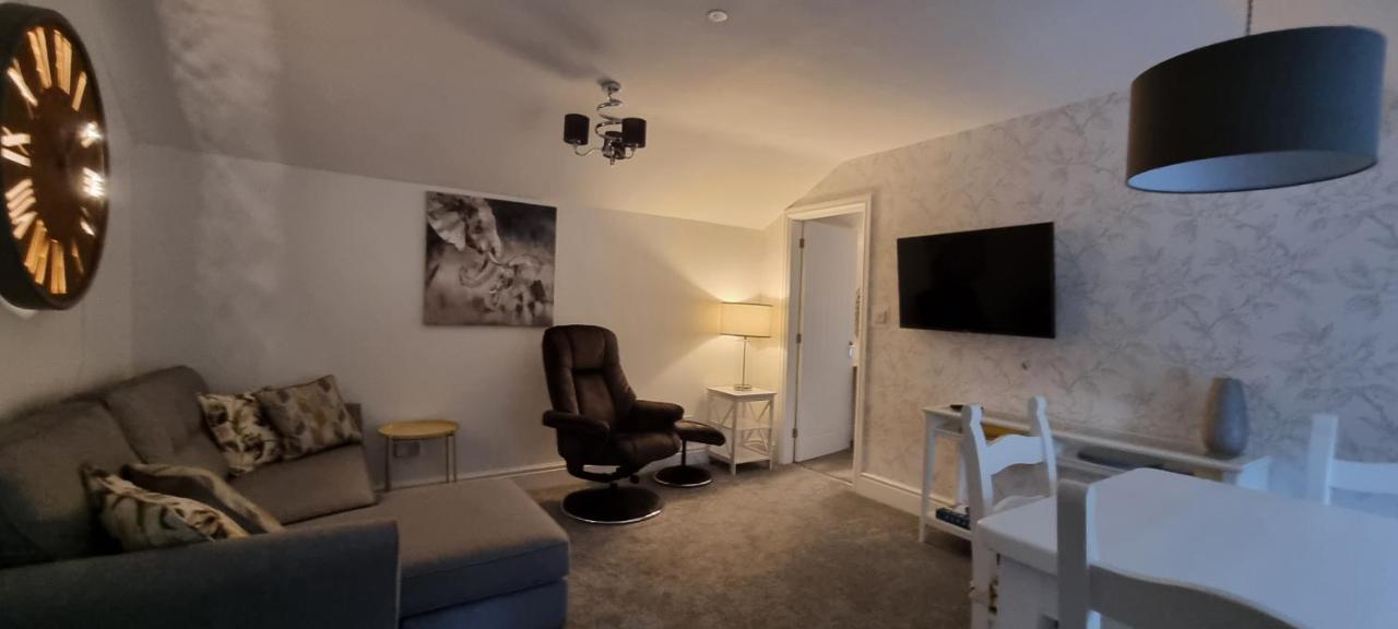 Modern And Spacious 2 Bedroom Apartment With Free Parking Llansantffraid Llansantffraid Glyn Ceiriog Exterior foto